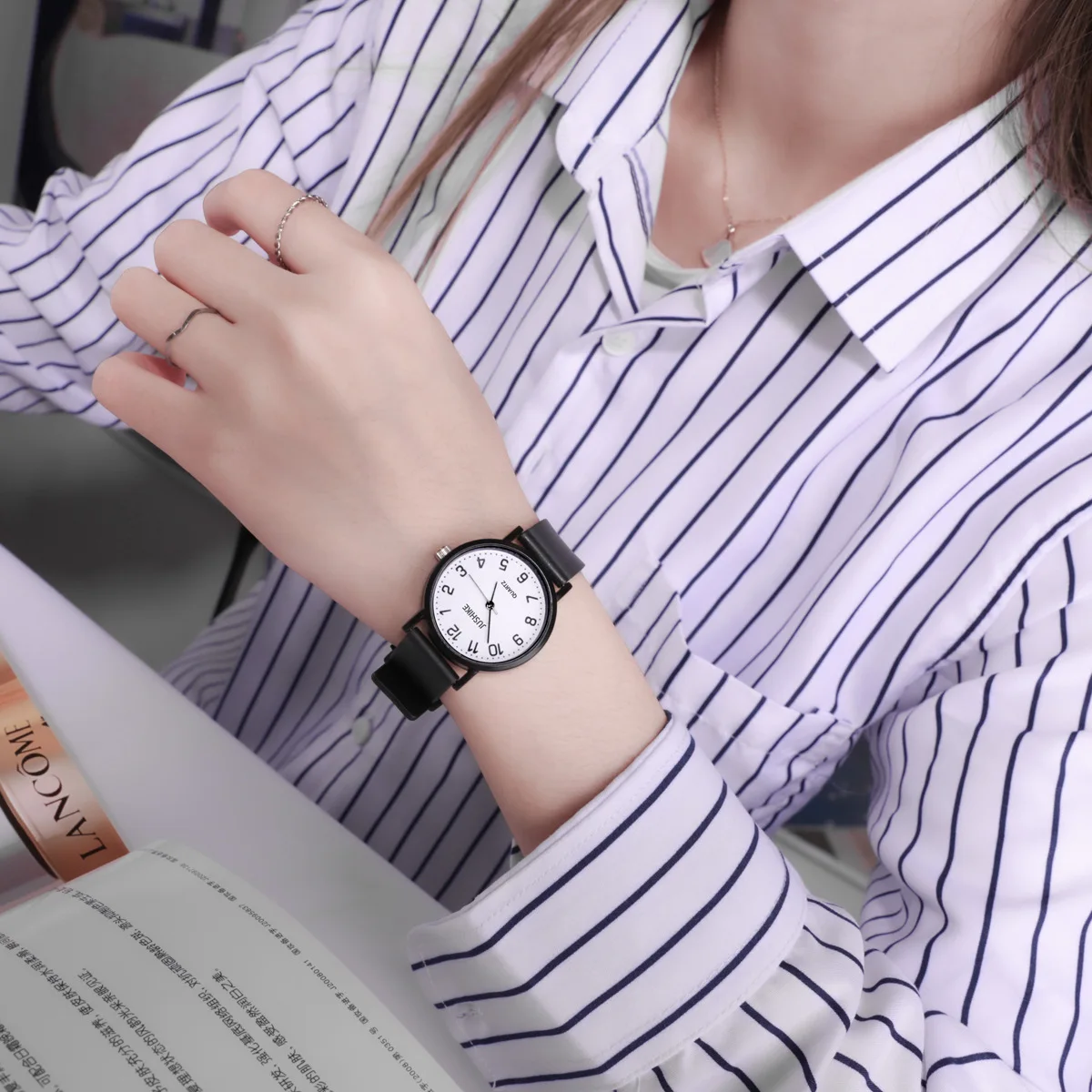 ساعة كوارتز سوداء بسيطة للنساء - مراجعة Silicone Band Women وسعره